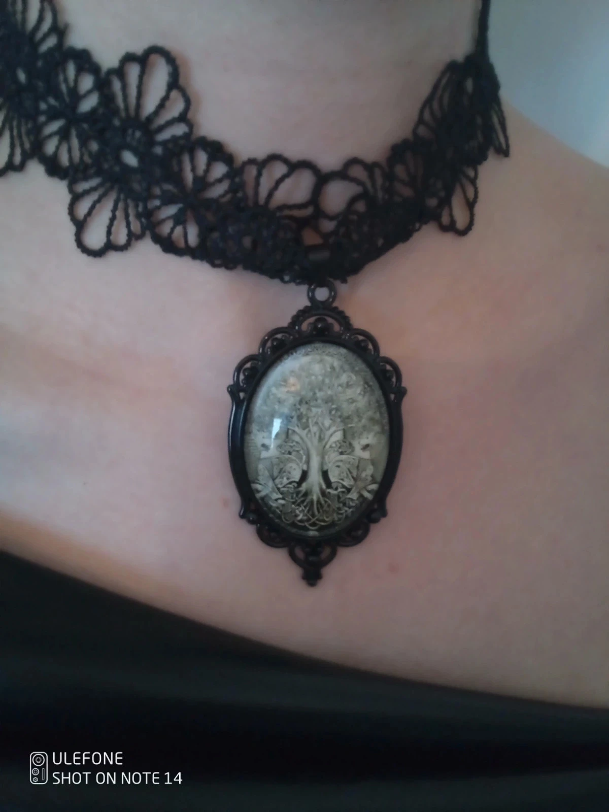 Collier tour du cou en dentelle avec médaillon bohème en verre – photo 2